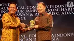 Pendiri dan Chairman Lippo Group, DR Mochtar Riady, menerima UI Awarding Night 2019 di Bidang Penelitian di Menara BNI Jakarta Jumat (1/11/2019). Penghargaan diberikan oleh Rektor UI, Prof Dr Ir Muhammad Anis sebagai bentuk ucapan terima kasih dan apresiasi. (Liputan6.com/HO/PR Lippo Group)