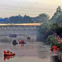 Sambut HUT RI ke 81 TNI Polri Bersihkan Sampah di Kanal Banjir Barat