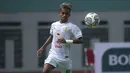 <p>Muhammad Alwi Slamat. Bek kiri berusia 23 tahun yang kini memasuki musim ke-3 bersama Persebaya Surabaya ini juga dapat diandlakn menjadi pemian penghubung. Dari total 23 laga di BRI Liga 1, ia mampu melepaskan 973 kali umpan sukses serta 1 gol dan 2 assist. (Bola.com/Bagaskara Lazuardi)</p>