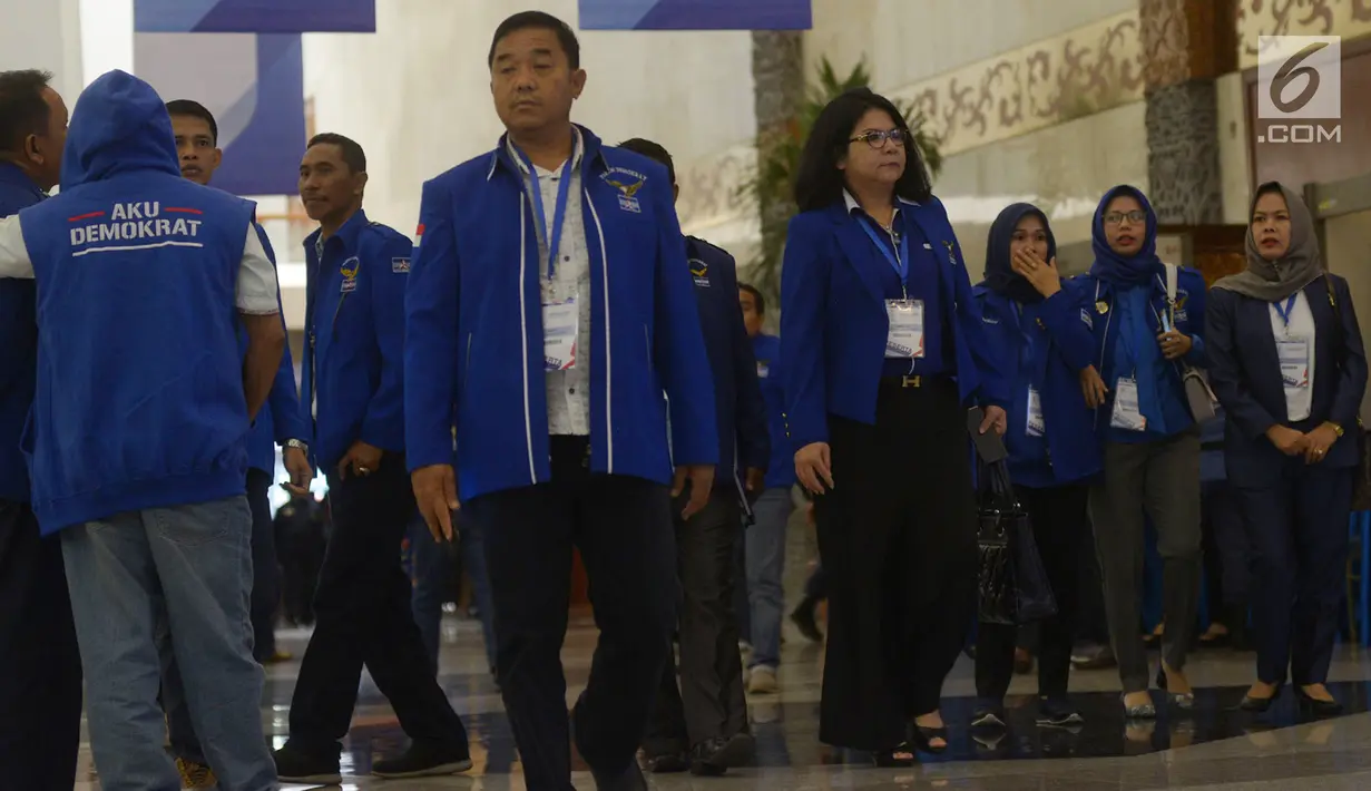 Sejumlah anggota Partai Demokrat yang menghadiri acara beristirahat disela-sela acara di Jakarta Convention Center (JCC) Senayan, Jakarta, Selasa (10/9/2019). Acara tersebut diikuti anggota DPR dan DPRD Provinsi/Kab/Kota se-Indonesia periode 2019-2024. (merdeka.com/Imam Buhori)