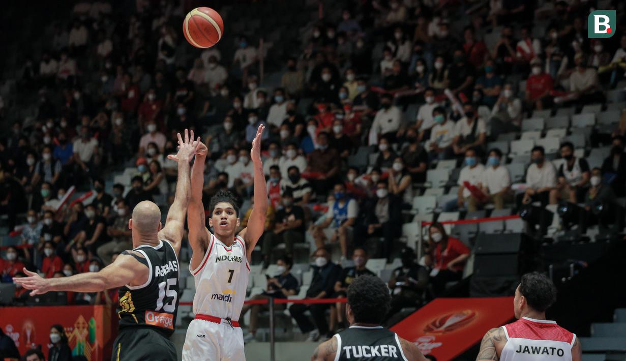 <p>Pemain Timnas Basket Indonesia, Derrick Michael Xzavierro (kanan kedua) berusaha mencetak poin saat matchday kedua Grup A FIBA Asia Cup 2022 antara Timnas Basket Indonesia melawan Timnas Basket Yordania di Istora Senayan, Jakarta, Kamis (14/07/2022). (Bola.com/Bagaskara Lazuardi)</p>
