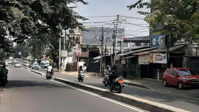 7 Potret Tingkah Nyeleneh Orang di Tengah Jalan Ini Bikin Heran