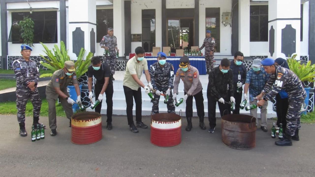 FOTO: TNI AL Musnahkan Miras Ilegal Hasil Operasi di Morotai