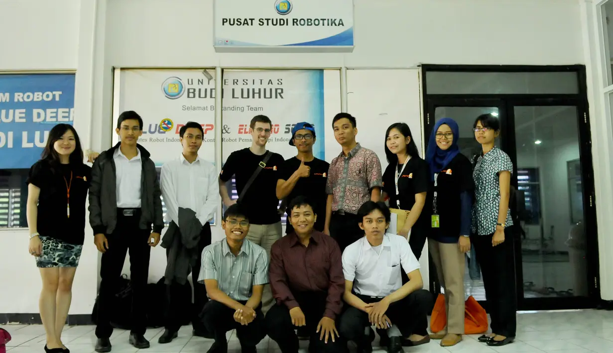 Tim Liputan6.com berpose bersama dengan panitia dari Campus Hiring Budi Luhur (Liputan6.com/Andrian M Tunay).