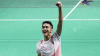 Pebulu tangkis tunggal putra Indonesia Jonatan Christie mengepalkan tangannya usai menundukkan lawannya pebulu tangkis Hong Kong Vincent Wong Wing Ki (kanan), pada babak perempat final Asian Games 2018 di Istora Senayan, Jakarta, Minggu (26/8). ANTARA FOT