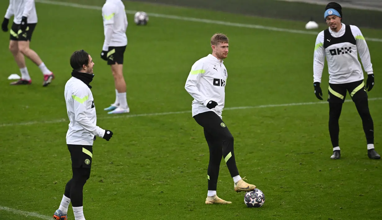 Pemain Manchester City Kevin De Bruyne (tengah) bersama rekan setimnya menjalani sesi latihan di tempat latihan Manchester City di Manchester, Inggris, 13 Maret 2023. Manchester City akan menghadapi RB Leipzig pada pertandingan sepak bola leg kedua babak 16 besar Liga Champions. (Paul ELLIS/AFP)