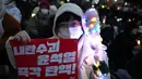 Mereka datang sambil beberapa membawa poster yang menyerukan pemakzulan Presiden Yoon Suk Yeol. (Jung Yeon-je/AFP)
