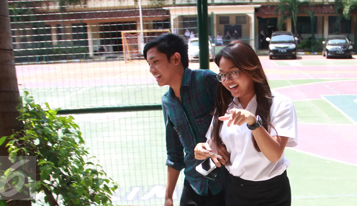 Titania Aurelie Hermansyah (Aurel) saat tiba di SMAN 93, Jakarta, Selasa (5/4). Putri dari Anang Hermansyah ini akan mengikuti ujian Paket C bersama sejumlah peserta lainnya. (Liputan6.com/Herman Zakharia)