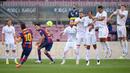 Penyerang Barccelona, Lionel Messi, saat melakukan tendangan bebas pada laga lanjutan Liga Spanyol di Camp Nou Stadion, Sabtu (24/10/2020) malam WIB. Real Madrid menang 3-1 atas Barcelona. (AFP/Lluis Gene)