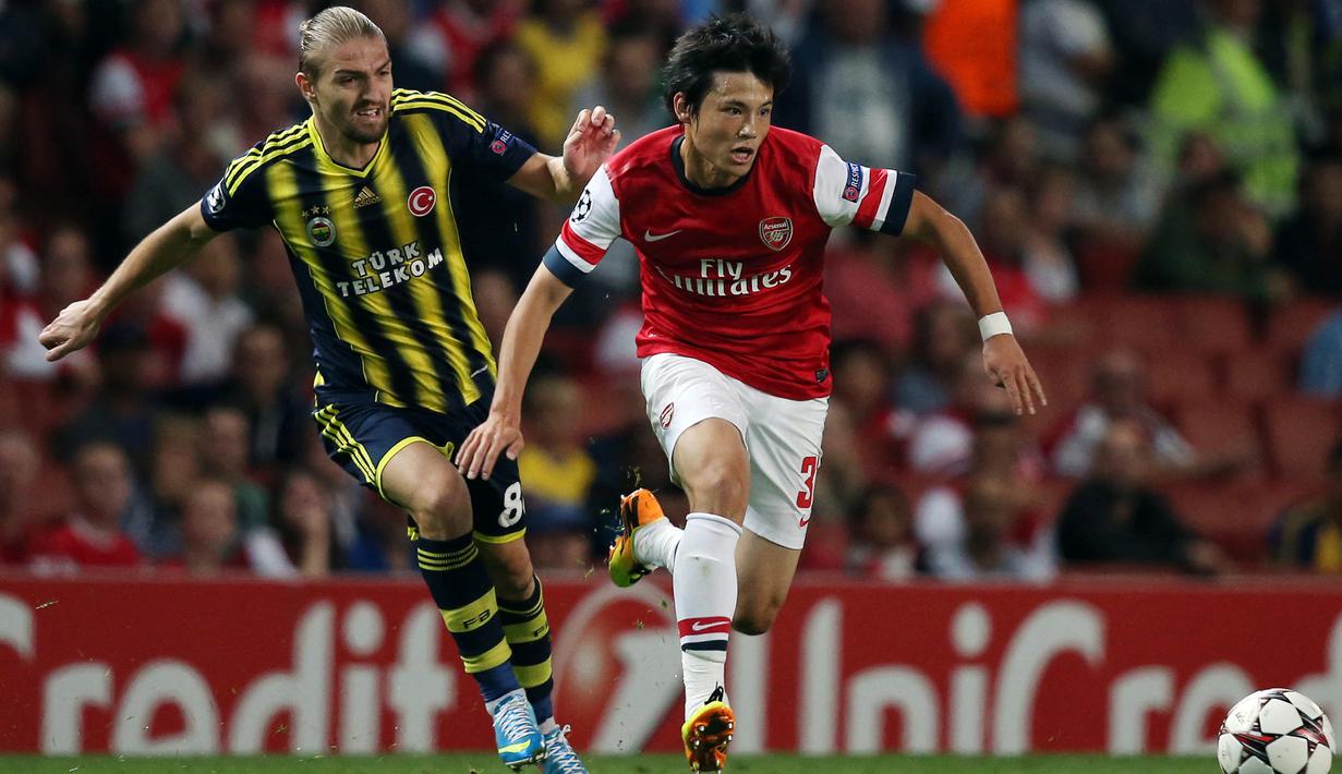 Ryo Miyaichi. Sayap kanan Jepang berusia 29 tahun yang kini membela Yokohama Marinos di J-League 1 sejak awal musim 2021/2022 ini pernah memperkuat Arsenal selama 5 musim mulai 2010/2011 hingga 2014/2015 usai didatangkan dari Chukyo HS. Selama 5 musim tersebut ia hanya bermain dalam 7 laga di semua ajang dan lebih banyak dipinjamkan ke beberapa klub di Belanda dan Inggris. Pada musim 2013/2014 ia turut andil dalam raihan trofi Piala FA untuk The Gunners. (AFP/Adrian Dennis)