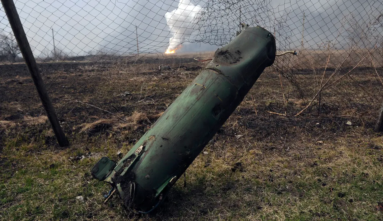 Bagian dari rudal tergeletak di atas tanah setelah ledakan gudang senjata di pangkalan militer Ukraina di Balakliya, Kamis (23/3). Ledakan di wilayah Kharkiv ini kemungkinan besar disebabkan oleh tindakan sabotase. (AP Photo/Mykhailo Andriiv)
