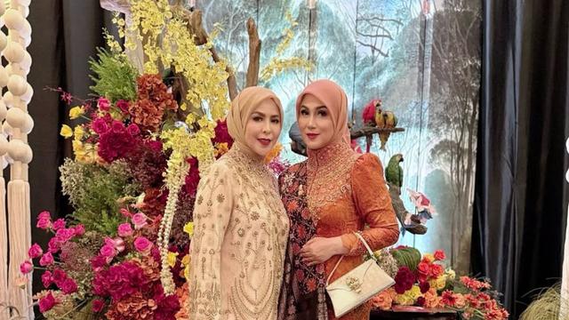 Gaya kondangan Marini Zumarnis. (credit: instagram.com/marinizumarnisreal)