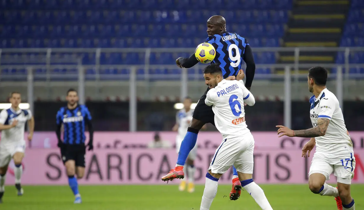 Pemain Inter Milan Romelu Lukaku (belakang) memperebutkan bola dengan pemain Atalanta Jose Luis Palomino pada pertandingan Serie A di Stadion San Siro, Milan, Italia, Senin (8/3/2021). Inter Milan menang 1-0. (AP Photo/Luca Bruno)