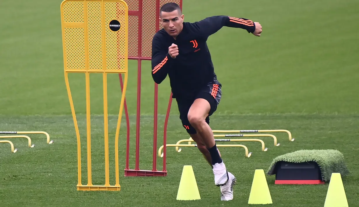 Penyerang Juventus, Cristiano Ronaldo berlari saat ia mengambil bagian dalam sesi latihan di 'Juventus Training Center' di Turin (3/11/2020). Juventus akan bertanding melawan Ferencvaros pada Grup G Liga Champions di Puskas Arena. (AFP/Marco Bertorello)