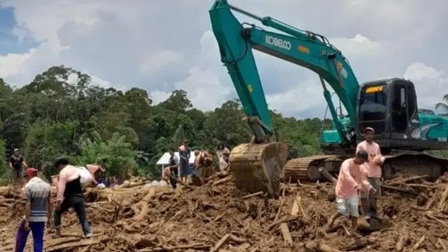 Para sukarelawan Mak Ganjar Sumsel kembali membawa bantuan untuk korban banjir di Kabupaten Lahat pada Selasa 14 Maret 2023 (Istimewa)