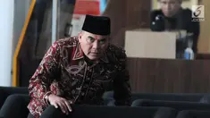 Bupati Jepara Ahmad Marzuqi menunggu panggilan penyidik saat akan menjalani pemeriksaan di Gedung KPK, Jakarta, Senin (13/5/2019). Marzuqi diperiksa sebagai tersangka terkait suap dalam putusan atas praperadilan dugaan korupsi penggunaan dana bantuan parpol di PN Semarang. (merdeka.com/Dwi Narwoko)