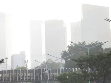 Gedung bertingkat di Jakarta tampak samar akibat sebaran debu abu vulkanik pada pagi hari. (KLY/Budy Santoso)