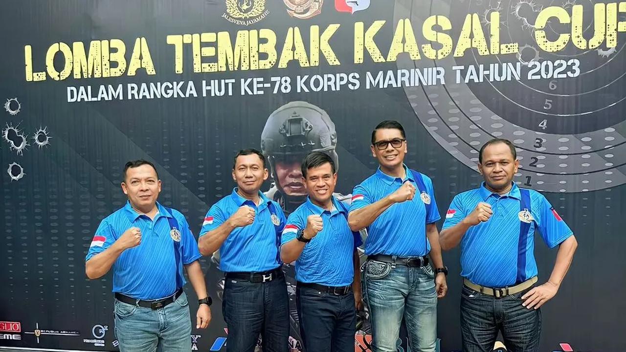 Dalam kesempatan tersebut, jebolan Akpol 1988 itu pun tampil rapi meski tak lagi dalam balutan seragam dinas ala Korps Bhayangkara.