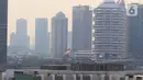 Akibat polusi udara, langit biru Jakarta berubah menjadi kabut pekat. hal ini sangat berdampak bagi kesehatan para pekerja di kawasan Jakarta.  (Liputan6.com/Angga Yuniar)