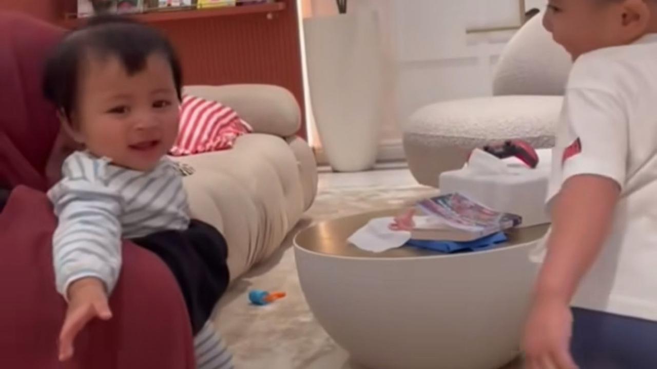 Potret Rayyanza Sedang Sakit, Badan Lemas dengan Mata Terus Berair tapi Sempat Asyik Hibur Baby Lily Sampai Ngakak