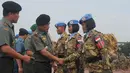  Panglima TNI Jenderal TNI Moeldoko bersalaman dengan tentara wanita Indonesia, Jakarta, Rabu (18/2/2015). Sejumlah 800 prajurit TNI siap diberangkatkan ke Darfur  sebagai pasukan pemeliharan perdamaian PBB. (Liputan6.com/Herman Zakharia)