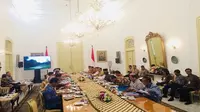 Presiden Jokowi saat membuka rapat terbatas soal percepatan pelaksanaan berusaha di Istana Kepresidenan Bogor, Jawa Barat, Rabu (18/4/2018). (Dok Merdeka.com)