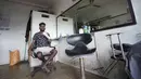 Tukang cukur berkipas dengan koran saat duduk tanpa bekerja selama pemadaman listrik di Peliyagoda, Kolombo, Rabu (2/3/2022). Sri Lanka mengumumkan pemadaman listrik setiap hari selama tujuh setengah jam, terlama dalam lebih dari seperempat abad, karena krisis keuangan. (AP/Eranga Jayawardena)
