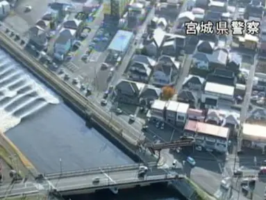 Sebuah gelombang pasang terlihat di Sungai Sunaoshi setelah peringatan tsunami dikeluarkan menyusul gempa bumi di Tagajo, Prefektur Miyagi, Jepang, Selasa (22/11). Gempa bumi berkekuatan 7,3 skala richter (SR) melanda Jepang bagian utara (REUTERS)