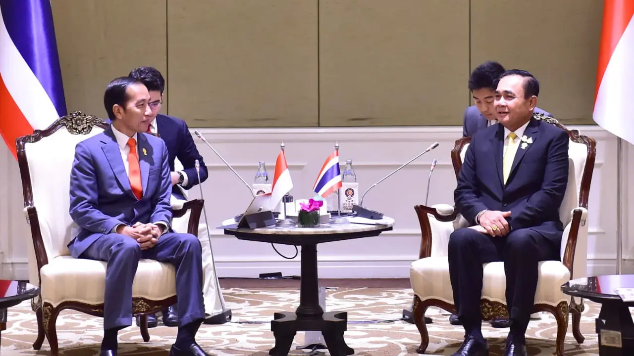 Jokowi saat bertemu  Perdana Menteri Thailand, Prayut Chan-o-cha di sela-sela pelaksanaan Konferensi Tingkat Tinggi (KTT) ke-34 ASEAN di Hotel Athenee, Bangkok.
