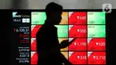 Pekerja tengah melintas di layar pergerakan IHSG di Bursa Efek Indonesia, Jakarta, Senin (18/11/2019). Indeks Harga Saham Gabungan (IHSG) ditutup pada zona merah pada perdagangan saham awal pekan ini IHSG ditutup melemah 5,72 poin atau 0,09 persen ke posisi 6.122,62. (Liputan6.com/Angga Yuniar)
