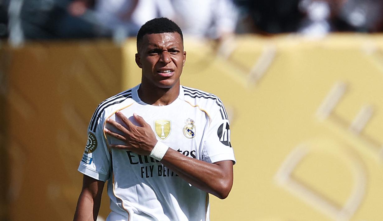 Pemain Real Madrid, Kylian Mbappe, tampak kecewa setelah ditaklukkan PSG pada laga semifinal Piala Dunia Antarklub 2025 di MetLife Stadium, Kamis (10/7/2025) dini hari WIB. (AFP/Franck Fife)