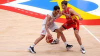 Pebasket Iran, Piter Giroorian (kiri) berusaha melewati pebasket Spanyol, Juan Nunez pada laga Grup G Piala Dunia FIBA 2023 di Indonesia Arena, Senayan, Jakarta, Rabu (30/08/2023). Spanyol menang dengan skor 85-65. (Bola.com/Bagaskara Lazuardi)