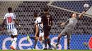 Kiper Porto, Agustin Marchesin (kanan), melakukan penyelamatan dalam laga lanjutan Liga Champions 2020/21 Grup C melawan Manchester City di Dragao Stadium, Porto, Selasa (1/12/2020) waktu setempat. Porto bermain imbang 0-0 dengan Manchester City. (AFP/Miguel Riopa/Pool)