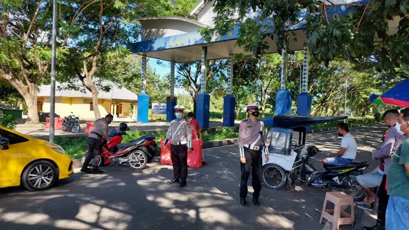 Penjagaan ketat pintu masuk area bandara Djalaluddin Gorontalo (Arfandi Ibrahim/Liputan6.com)