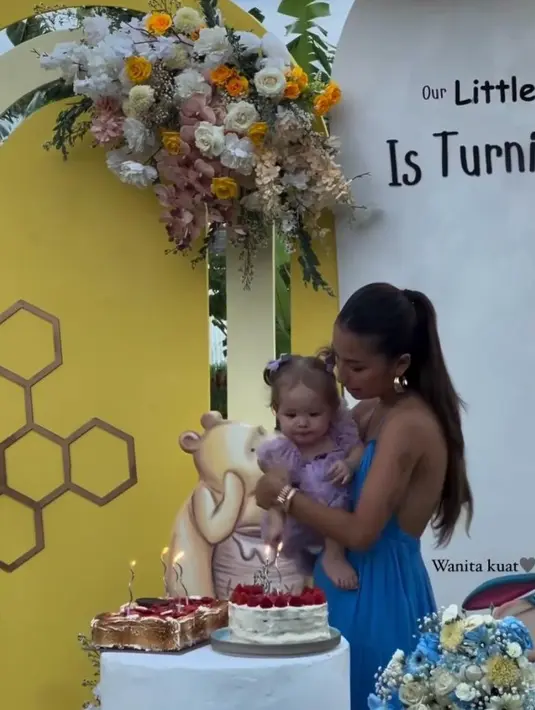 Jennifer sendiri tampil menawan kenakan halter maxi dress warna biru. Tatanan rambut half up do dan pulasan makeup flawless menyempurnakan penampilannya.