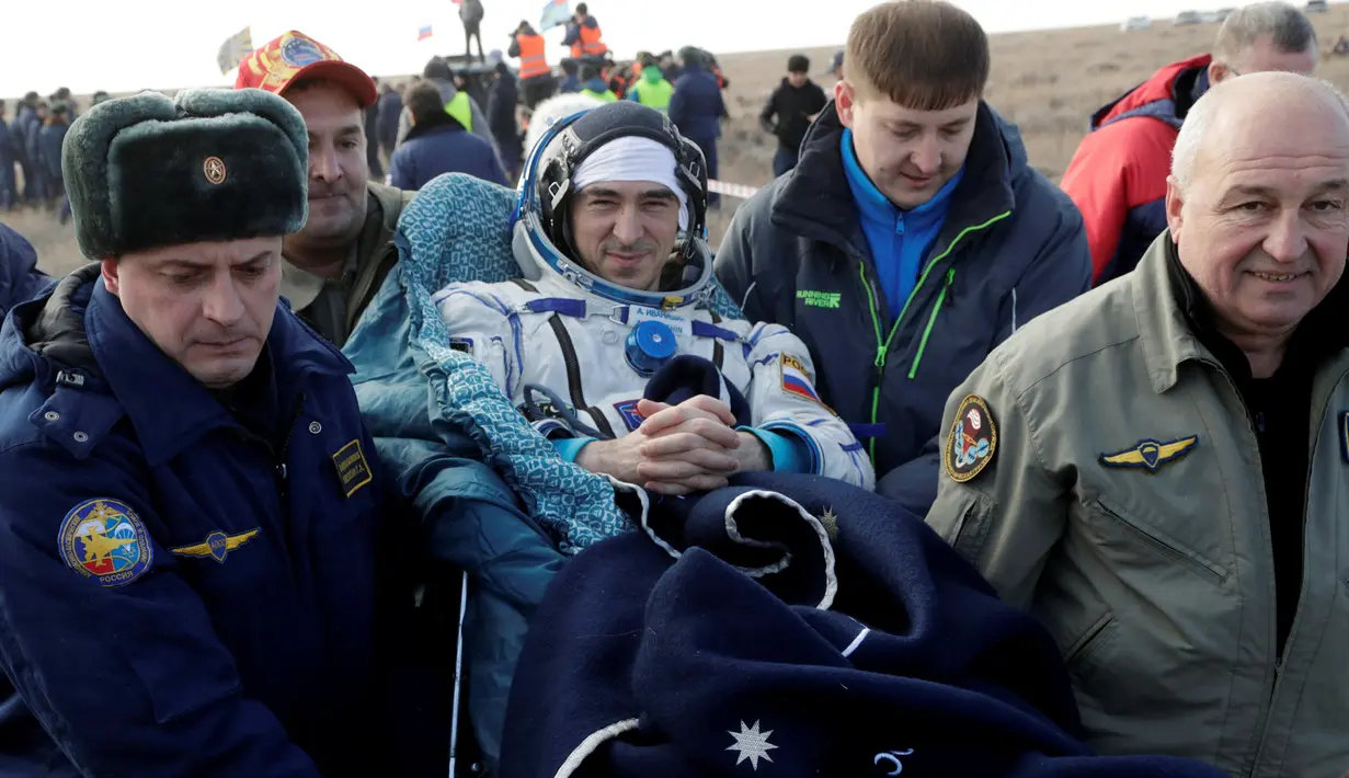 Regu penyelamat badan antariksa Rusia membantu kosmonot Rusia Anatoly Ivanishin setelah keluar dari Kapsul Soyuz MS yang berhasil mendarat di  Dzhezkazgan, Kazakhstan (30/10). (Reuters/Dmitri Lovetsky)