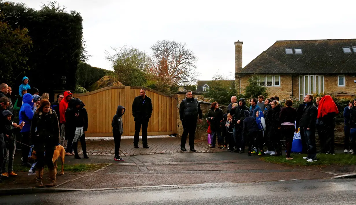 Suporter Leicester City berada di depan rumah Jamie Vardy di Melton Mowbray, Leicester, jelang laga Chelsea melawan Tottenham. (2/5/16). (Reuters/Darren Staples)