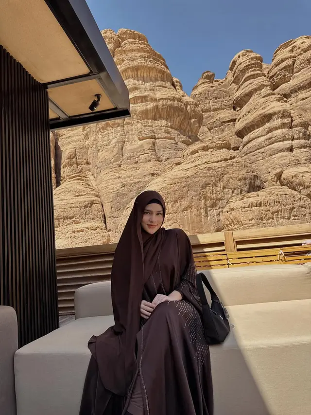 Tampil Syar’i dan Stylish, Davina Karamoy Pakai Abaya Cokelat Saat Liburan ke Al-Ula