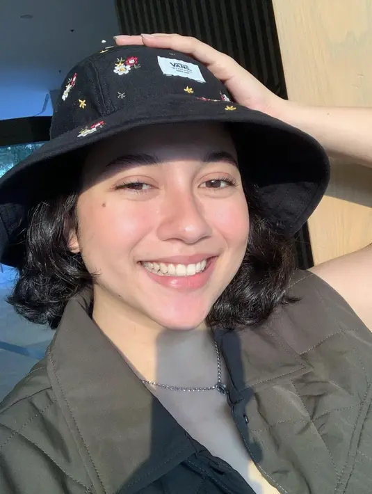 Topi bucket hat menjadikan tampilan sederhana Sitha Marino jadi makin stylish. [Foto: Instagram/ Sitha Marino]