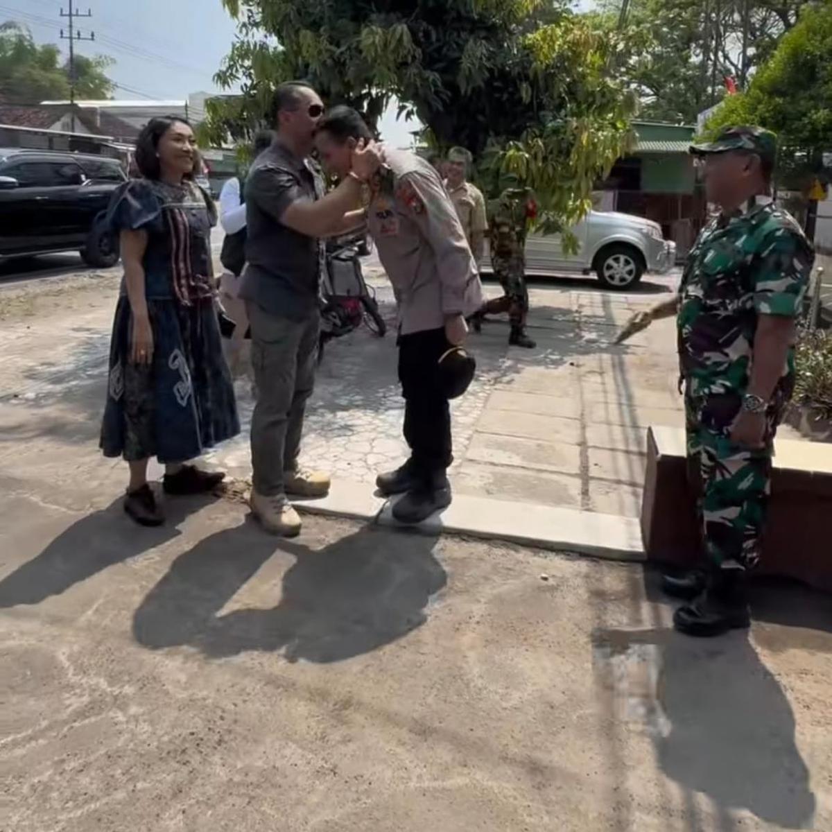 Momen Haru, Jenderal Andika Jenguk Menantu di Polsek Geger Sampai Cium Kening Penuh Kasih