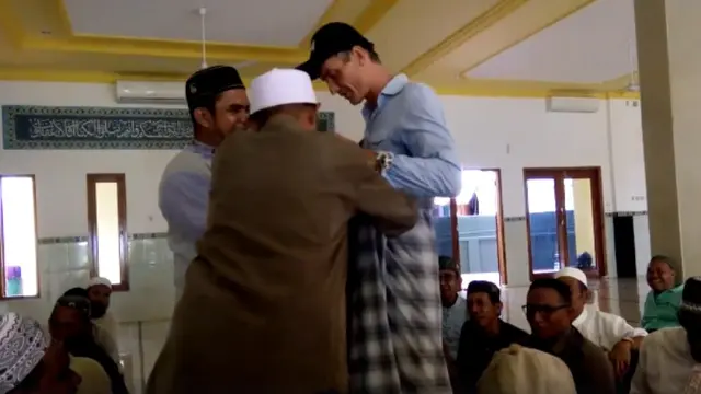Viral, Kisah Bule Dengar Azan Lalu Masuk Islam