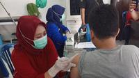 Vaksinasi ODGJ dan difabel di Surabaya. (Dian Kurniawan/Liputan6.com)
