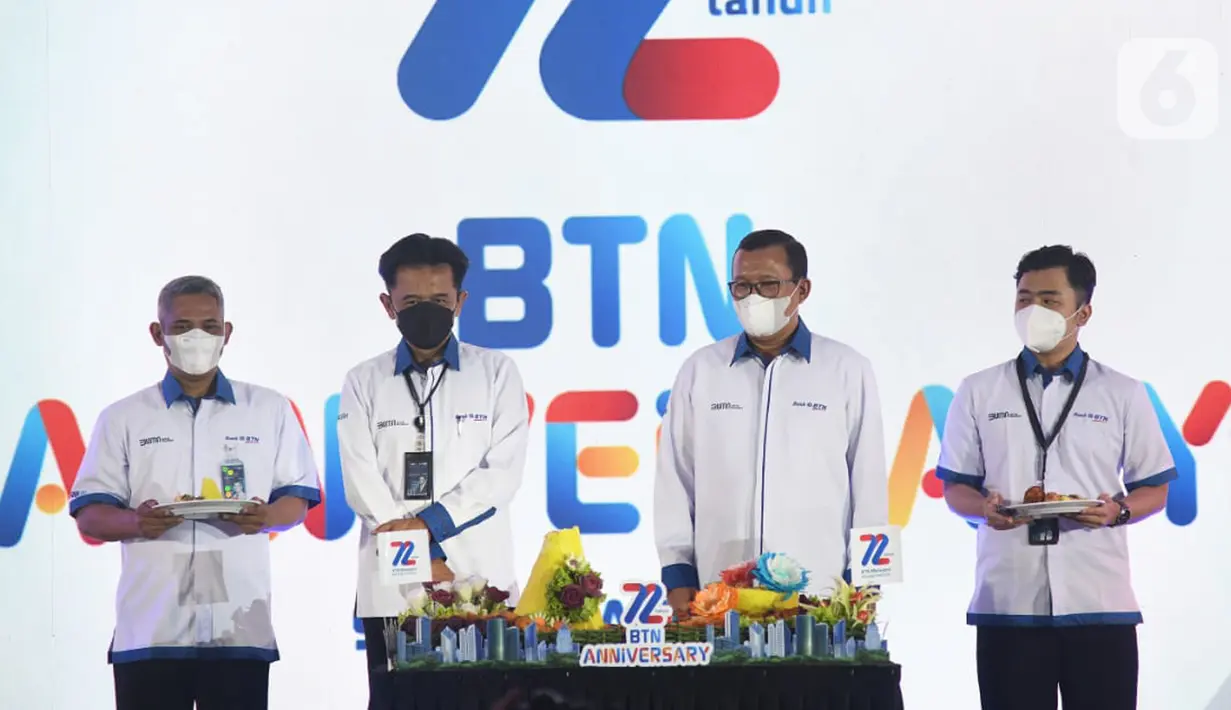 Direktur Utama BTN (Persero) Haru Koesmahargyo (kedua kanan) dan Komisaris Utama Bank BTN Chandra Hamzah (kedua kiri) foto bersama usai otong tumpeng dalam perayaan HUT BTN ke-72 di Jakarta, Rabu (9/2/2022). BTN menjadi motor penggerak  program pemerintah dalam sejuta rumah. (Liputan6.com/HO/BTN)