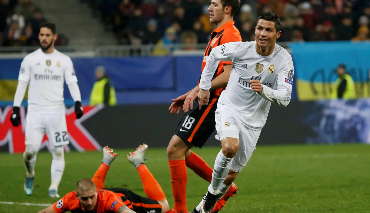 Striker Real Madrid, Cristiano Ronaldo (kanan) merayakan gol yang dicetaknya ke gawang Shakhtar Donetsk dalam laga Grup A Liga Champions di Stadion Lviv Arena, Lviv, Ukraina, Kamis (26/11/2015) dini hari WIB. (Reuters/Gleb Garanich)