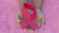 Pita berwarna pink sebagai simbol kanker payudara. (unsplash.com/@ang10ze)