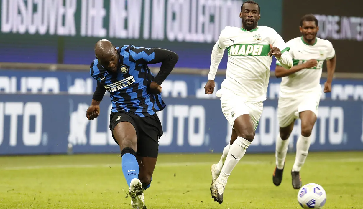Striker Inter Milan, Romelu Lukaku, melepaskan tendangan saat melawan Sassuolo pada laga Liga Italia di Stadion Giuseppe Meazza, Rabu (7/4/2021). Inter Milan menang dengan skor 2-1. (AP/Antonio Calanni)
