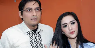 Kamis (19/1/2017) menjadi hari bahagia bagi pasangan Lucky Hakim dan Tiara Dewi. Pasalnya, keduanya baru saja meresmikan hubungannya dengan janji suci pernikahan. (Deki Prayoga/Bintang.com)