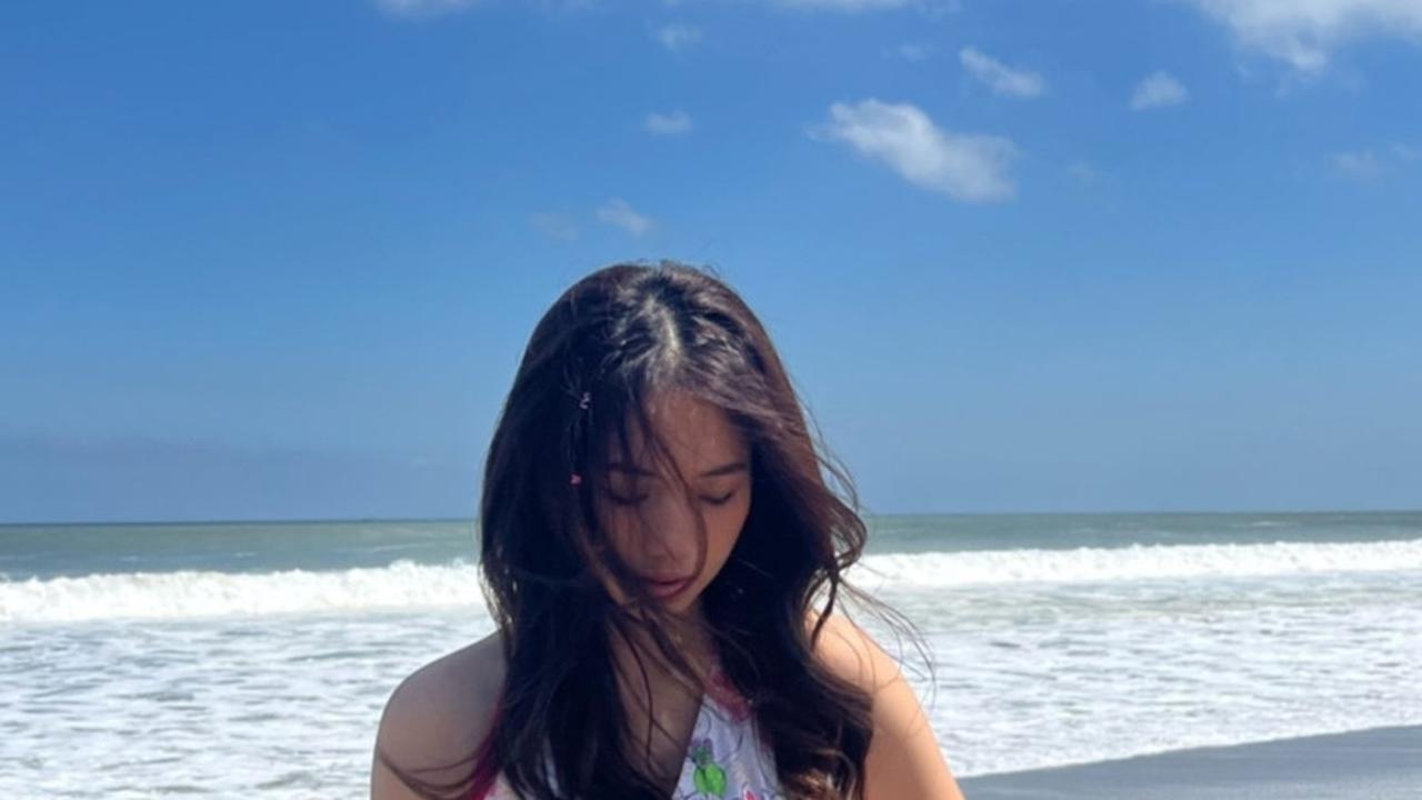 Jasmine selalu bergaya dalam setiap kesempatannya, bahkan saat berada di pantai. Penampilannya selalu mencuri perhatian dengan tubuh yang sangat memesona.