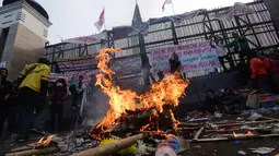 Massa dari berbagi elemen mahasiswa  dan masyarakat saat melakukan aksi pembakaran di depan Gedung DPR/MPR, Jakarta, Kamis, 27  Agustus 2026. (KLY/ Arie Basuki)