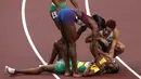 Atlet Jamaika Stephenie Mcpherson bereaksi ketika dia dibantu dari lintasan setelah final 400 meter putri Olimpiade Tokyo 2020 di Tokyo, Jepang, 6 Agustus 2021. (AP Photo/Francisco Seco)